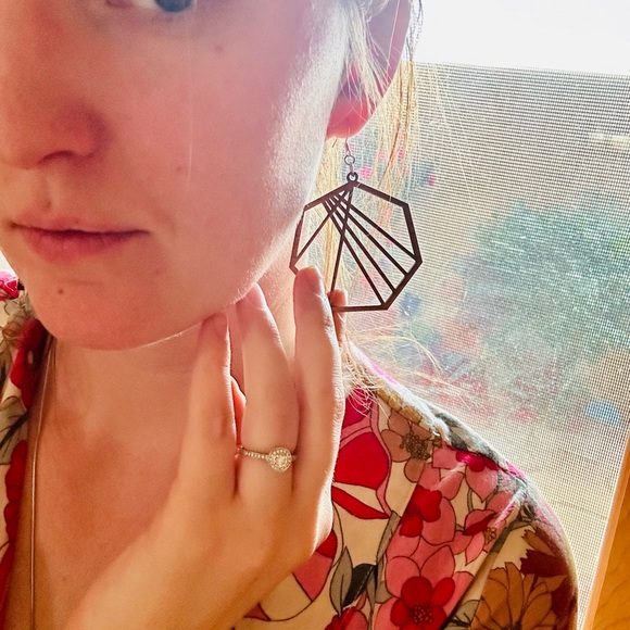 Geometric wooden dangle earrings - Picture 2 of 7